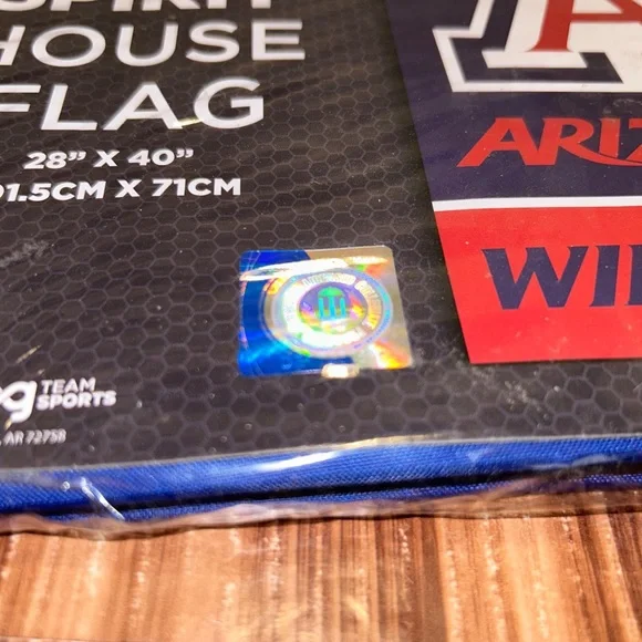 ARIZONA WILDCATS Team Spirit House Flag ~ NCAA Licensed Hologram ~ 28" x 40" NIP - Picture 5 of 10